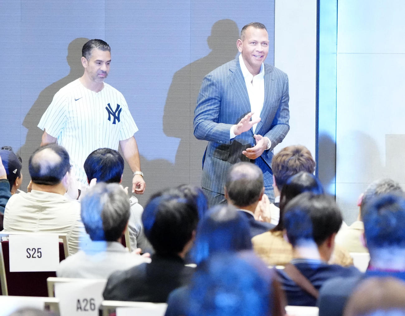 トークイベントに登壇したアレックス・ロドリゲス氏（右）。左は通訳を務めるジョナサン・マルボー氏（撮影・江口和貴）
