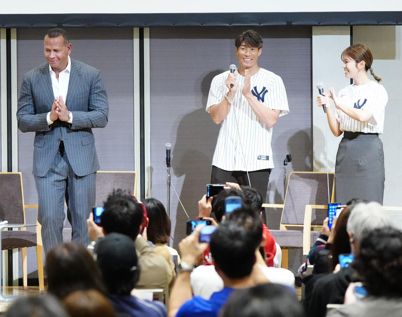 トークイベントに登壇した、左からアレックス・ロドリゲス氏、糸井氏、稲村亜美（撮影・江口和貴）