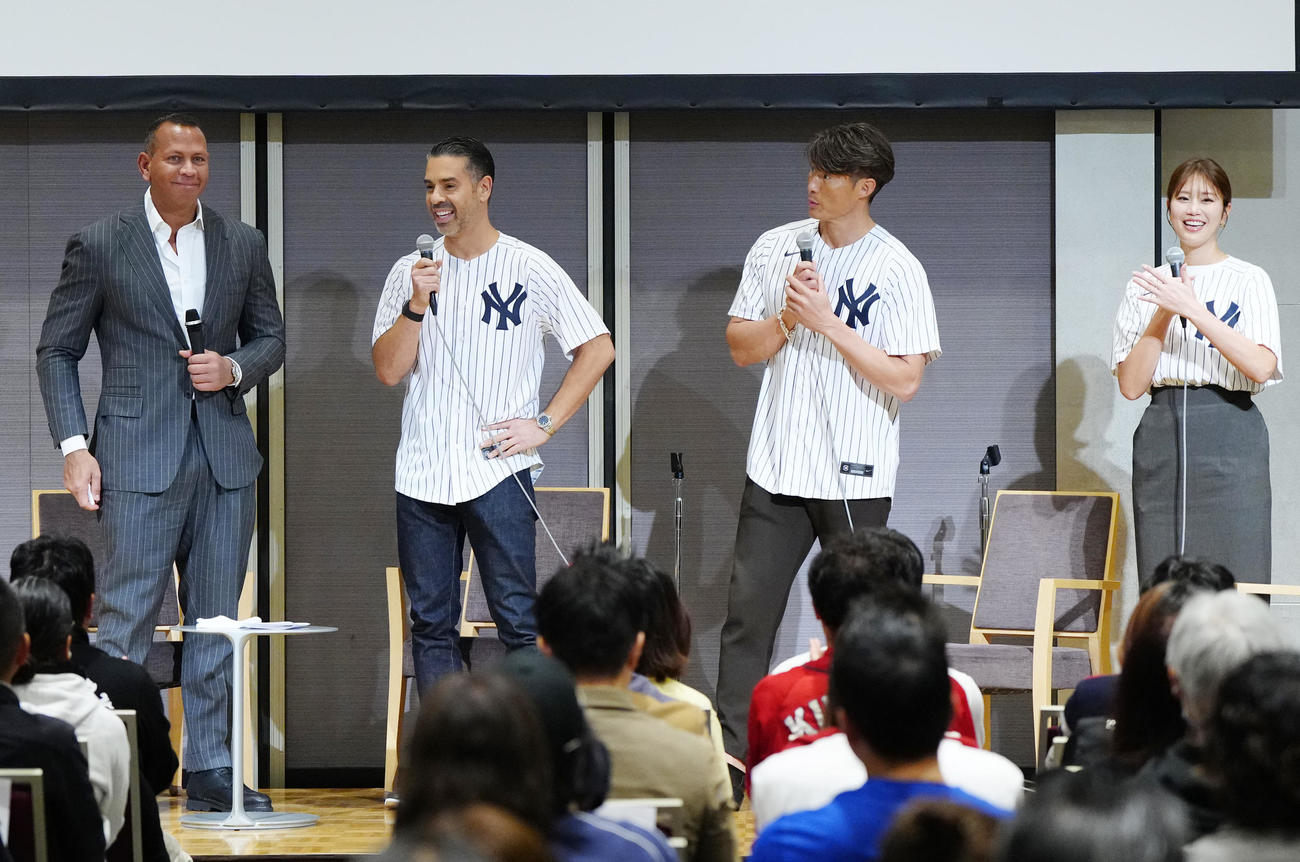 トークイベントに登壇した、左からアレックス・ロドリゲス氏、通訳を務めるジョナサン・マルボー氏、糸井氏、稲村亜美（撮影・江口和貴）