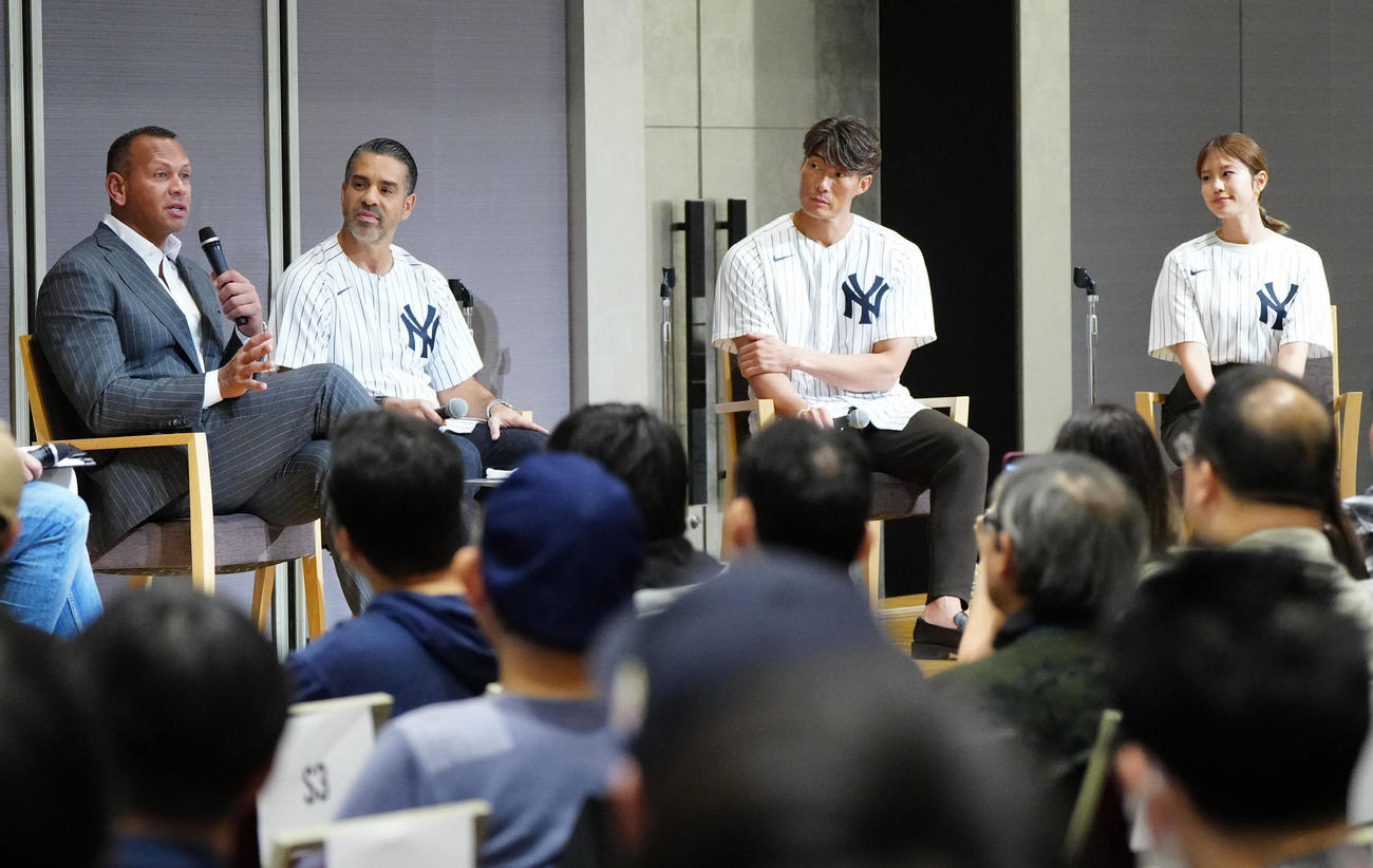 トークイベントに臨む、左からアレックス・ロドリゲス氏、通訳を務めるジョナサン・マルボー氏、糸井氏、稲村亜美（撮影・江口和貴）