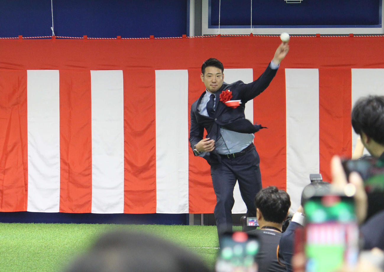 自身がプロデュースした野球複合施設「King of the Hill」のオープニングセレモニーで始球式する菊池（撮影・久保賢吾）