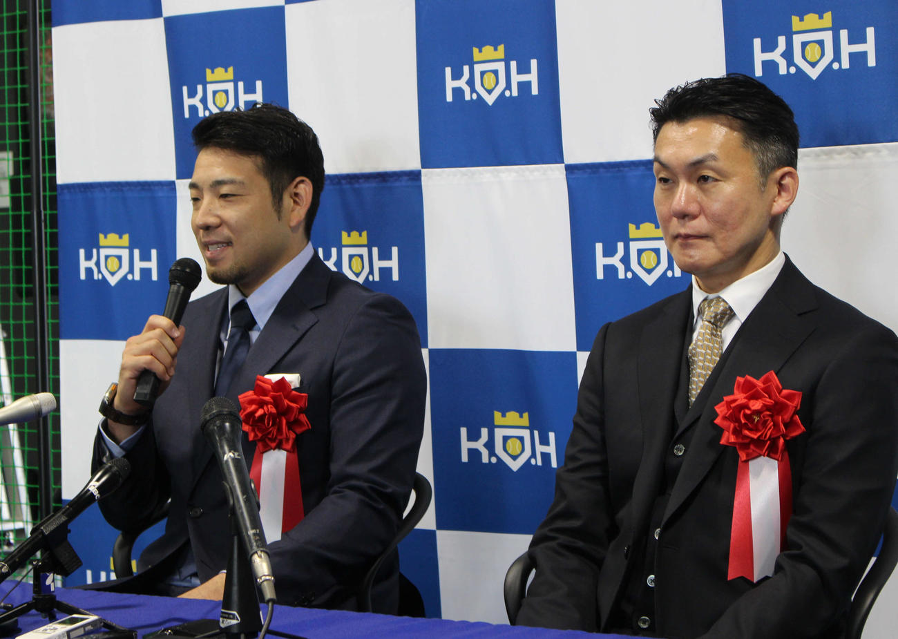 自身がプロデュースした野球複合施設「King of the Hill」のオープニングセレモニーで会見する菊池（撮影・久保賢吾）