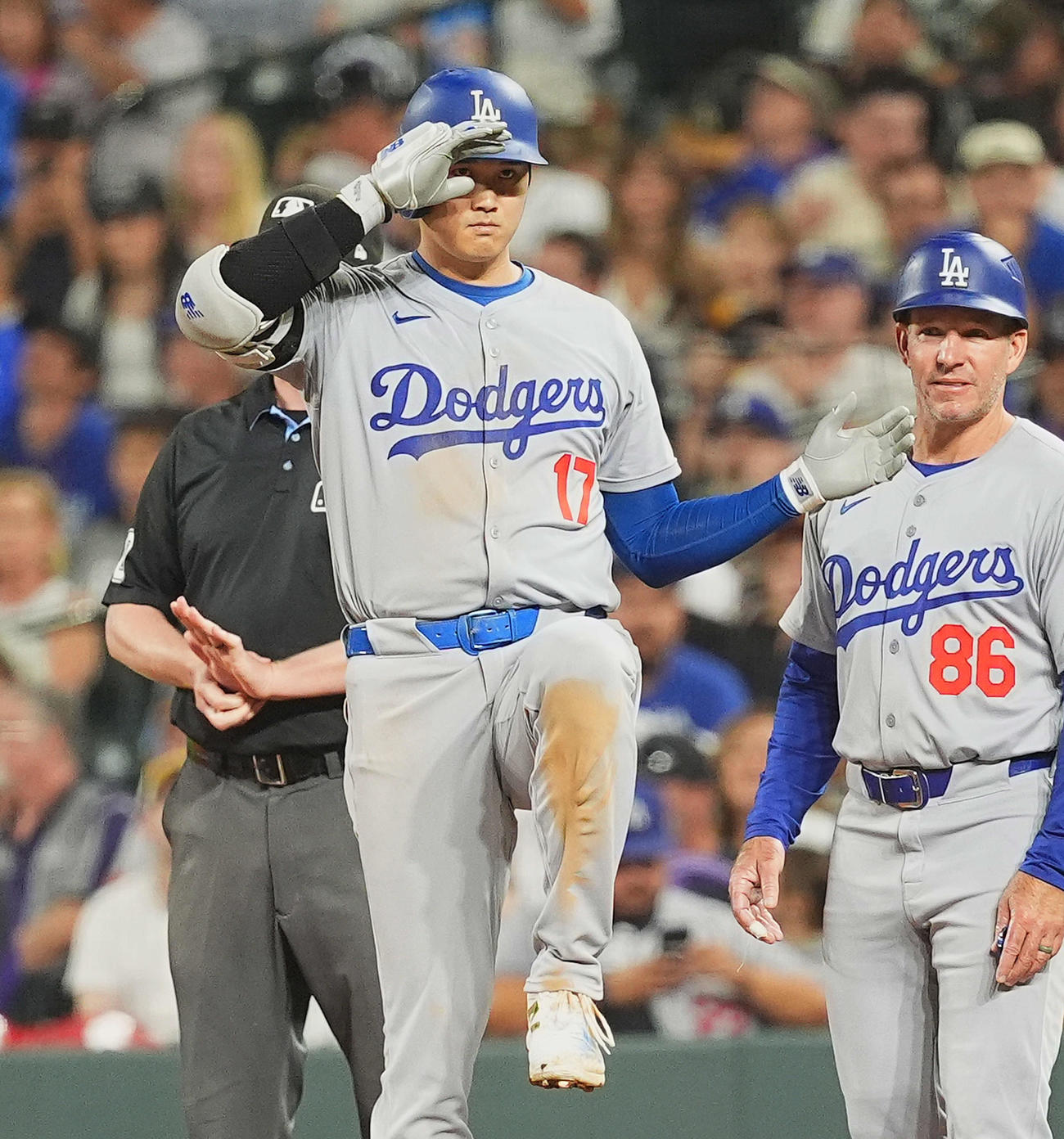 大谷翔平（左）とクレイトン・マッカローコーチ（2024年9月撮影）