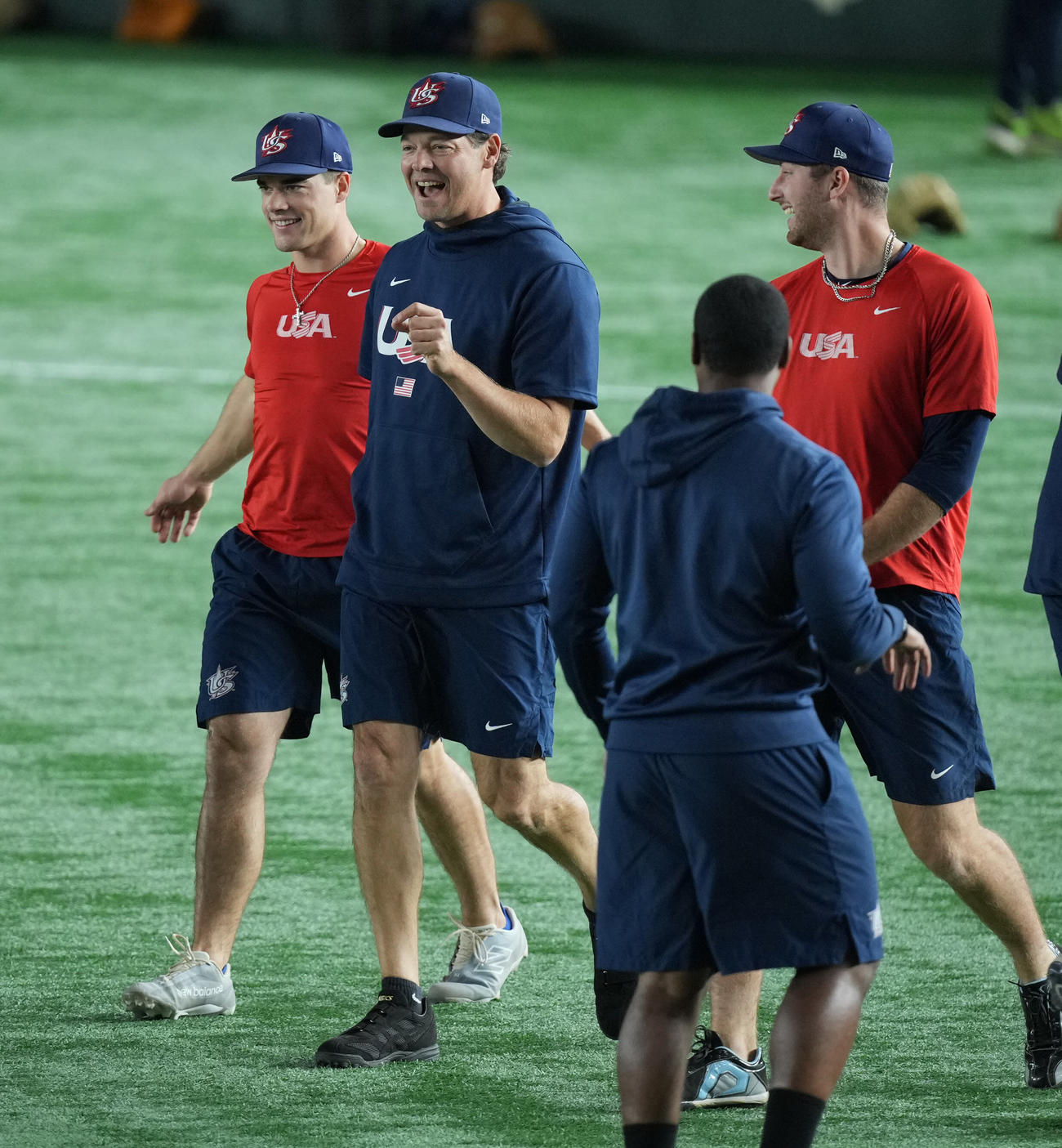 プレミア12米国公式練習　子どもとリラックスした表情で練習に臨む米国のヒル（中央）（撮影・垰建太）