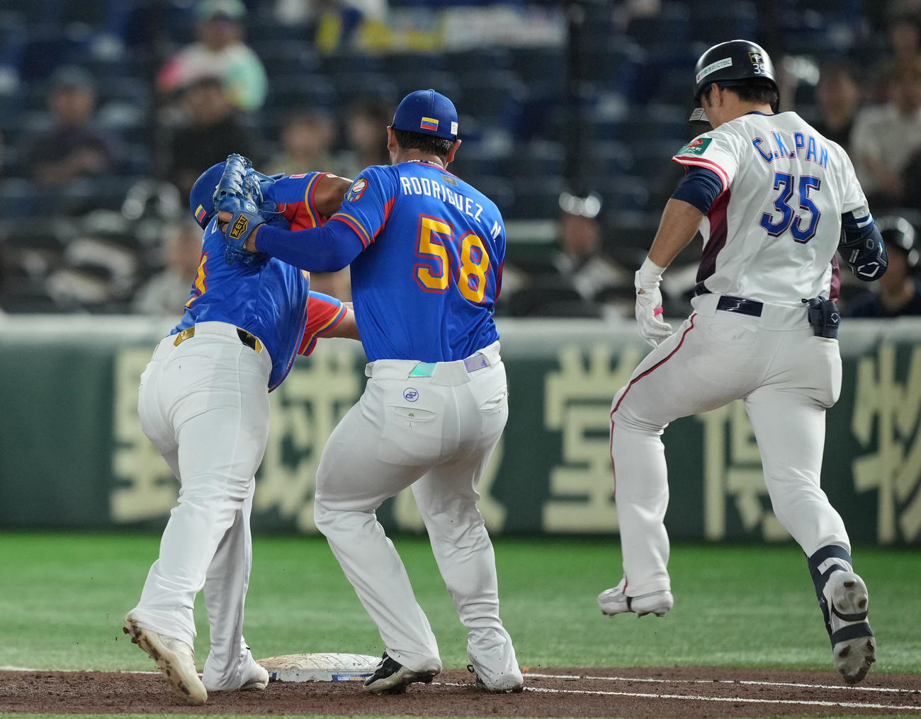 ベネズエラ対台湾　4回表台湾2死、潘（右）をタッチアウトとするD・ロドリゲス（左）（撮影・垰建太）