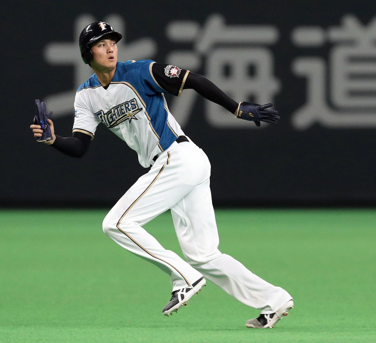 2017年10月4日、　本拠地・札幌ドームでのラスト登板で安打で出塁後、走塁する日本ハム時代の大谷翔平