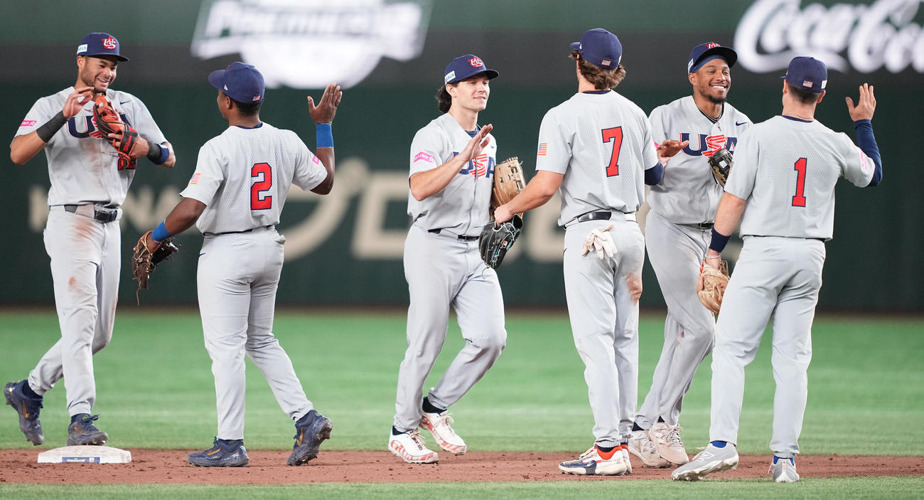 ベネズエラ対米国　ベネズエラに勝利し喜ぶ米国ナイン（撮影・鈴木みどり）