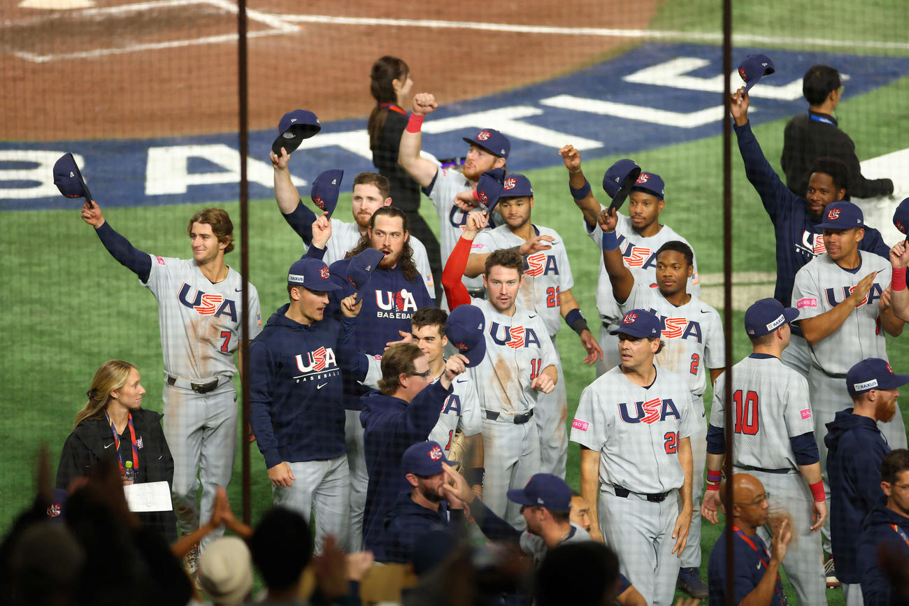 米国対ベネズエラ　ベネズエラに勝利し、観客席にあいさつする米国の選手たち（撮影・河田真司）