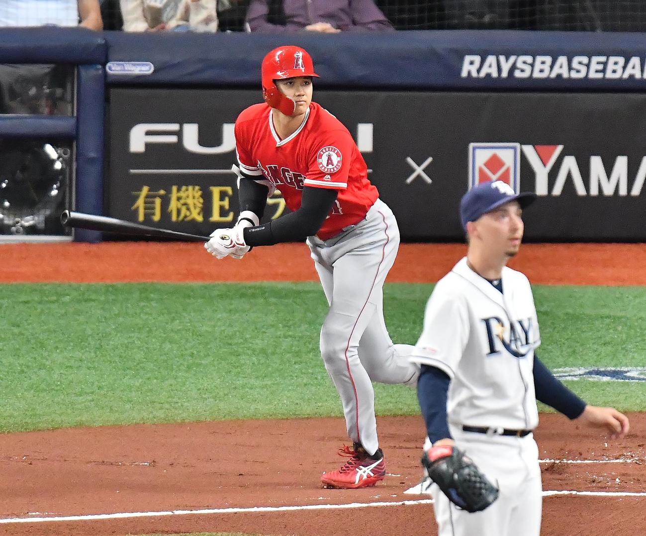 19年6月14日　レイズ対エンゼルス　1回表エンゼルス1死二塁、レイズ・スネルから左前打を放つエンゼルス大谷（撮影・菅敏）