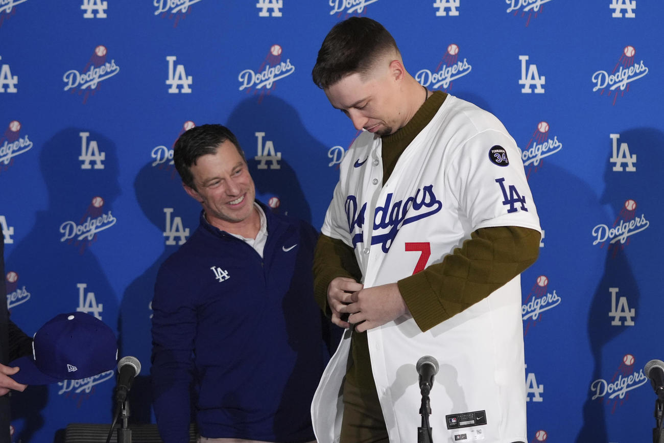 ドジャースのユニホームに袖を通すスネル（AP）