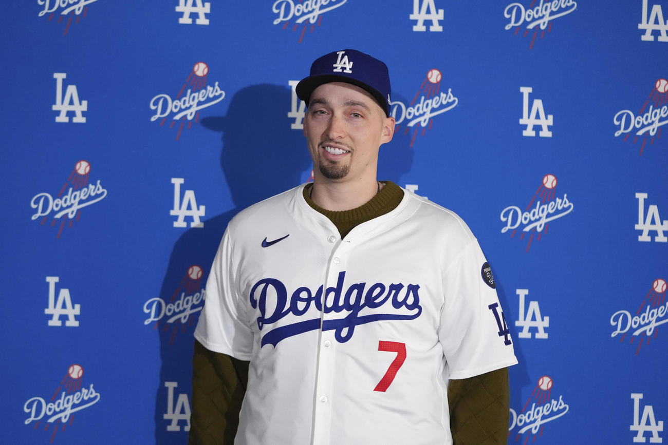 ドジャースのユニホームを着たブレーク・スネル（AP）