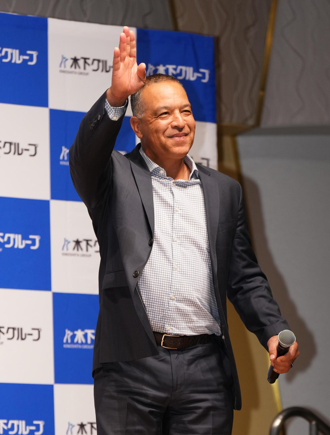 木下グループの新CMに出演し、制作発表会で登壇するドジャース・ロバーツ監督（撮影・菅敏）