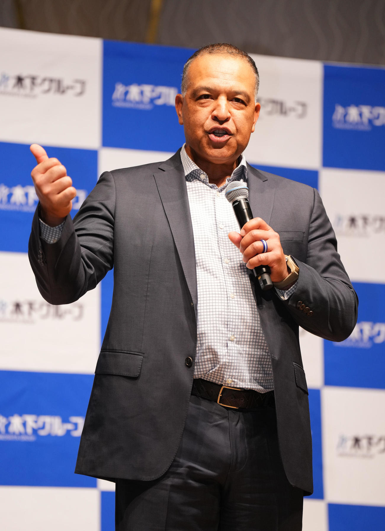 木下グループの新CMに出演し、制作発表会で登壇し、あいさつするドジャース・ロバーツ監督（撮影・菅敏）