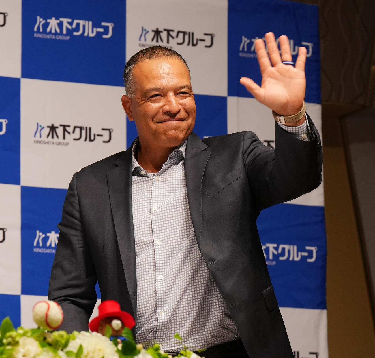 木下グループの新CMに出演し、制作発表会で手を振るドジャース・ロバーツ監督（撮影・菅敏）