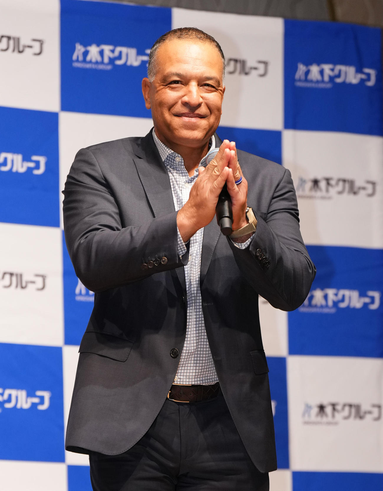 木下グループの新CMに出演し、制作発表会で登壇するドジャース・ロバーツ監督（撮影・菅敏）
