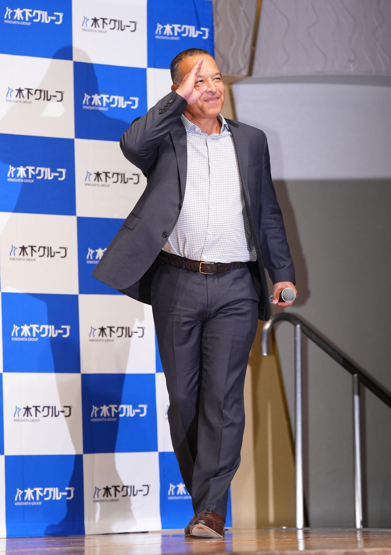 木下グループの新CMに出演し、制作発表会で登壇するドジャース・ロバーツ監督（撮影・菅敏）