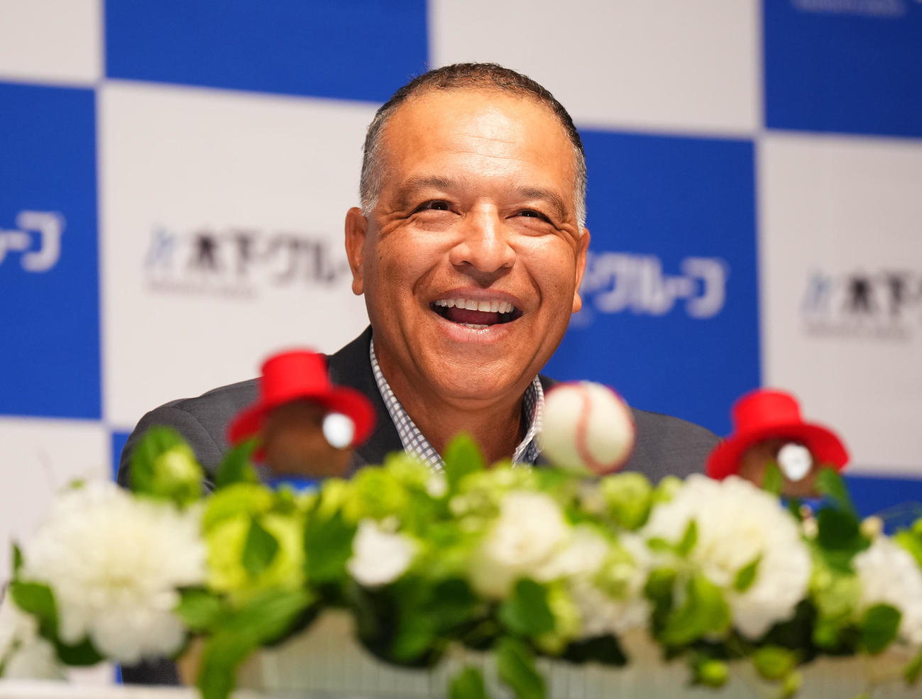 木下グループの新CM制作発表会に出席し、記者の質問に笑顔で答えるドジャース・ロバーツ監督（撮影・菅敏）