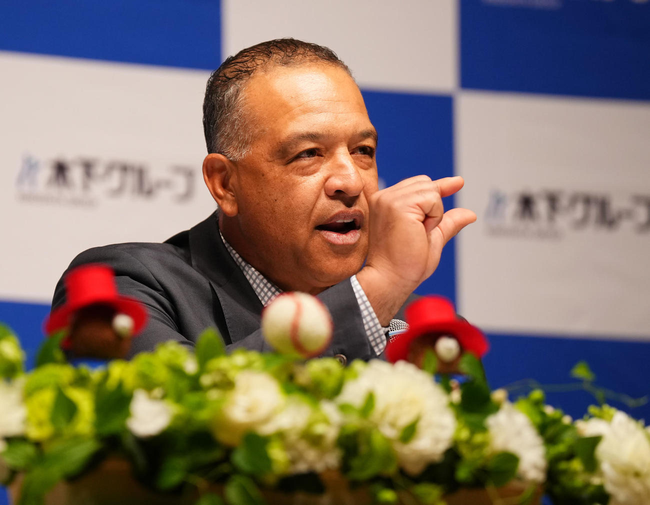 木下グループの新CMに出演し、制作発表会で撮影のエピソードを話すドジャース・ロバーツ監督（撮影・菅敏）