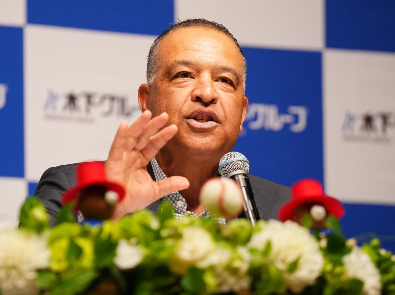 木下グループの新CMに出演し、制作発表会で撮影のエピソードを話すドジャース・ロバーツ監督（撮影・菅敏）