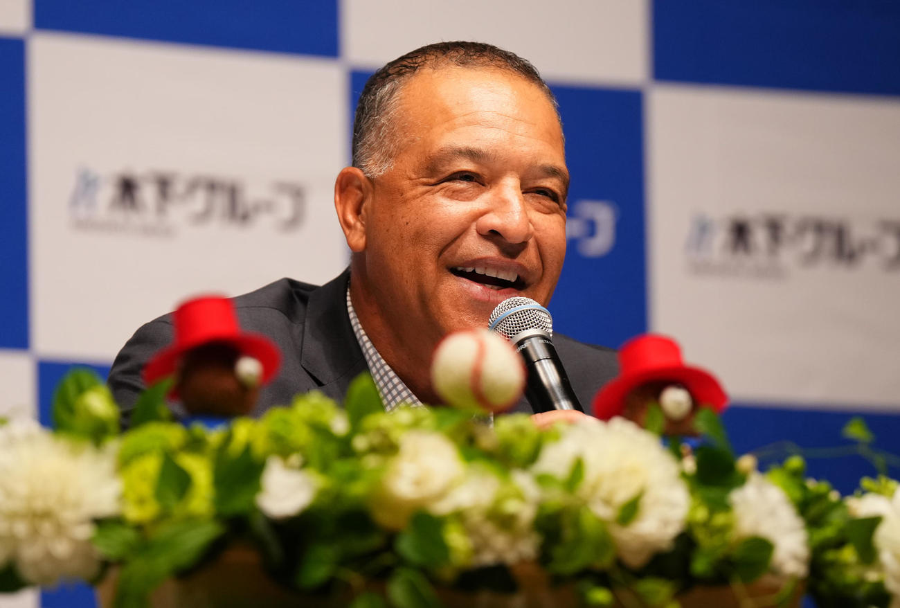 木下グループの新CMに出演し、制作発表会で撮影のエピソードを笑顔で話すドジャース・ロバーツ監督（撮影・菅敏）