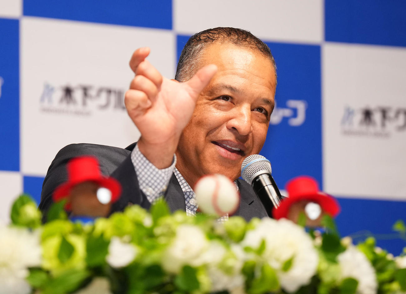 木下グループの新CM制作発表会に出席し、記者の質問に笑顔で答えるドジャース・ロバーツ監督（撮影・菅敏）