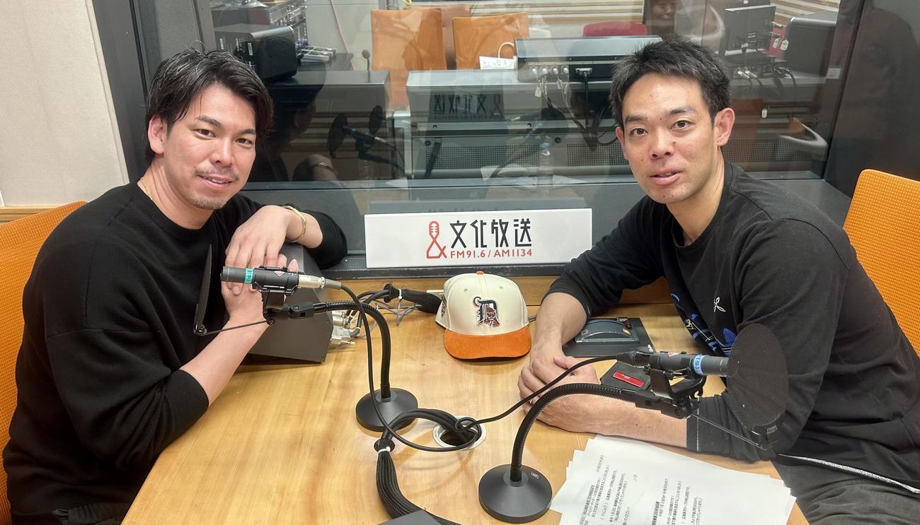 文化放送「秋山翔吾の打って守ってしゃべります」の収録に臨んだタイガース前田（左）と秋山（撮影・黒須亮）