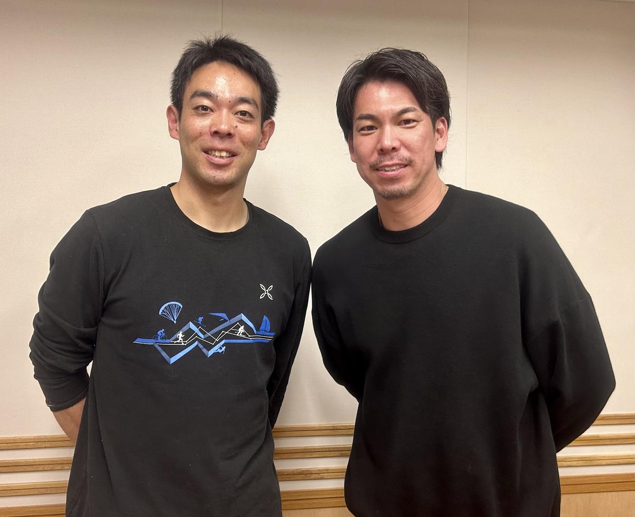 文化放送「秋山翔吾の打って守ってしゃべります」の収録に臨んだ広島秋山（左）とタイガース前田（撮影・黒須亮）