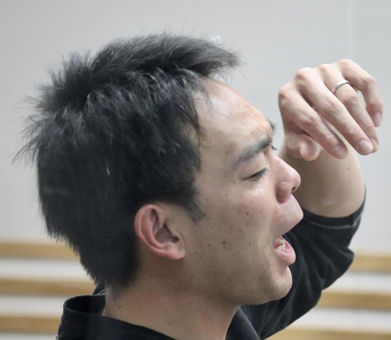 文化放送「秋山翔吾の打って守ってしゃべります」の収録に臨んだ広島秋山は、ゲスト出演したタイガース前田からのクイズに頭を抱える（撮影・黒須亮）