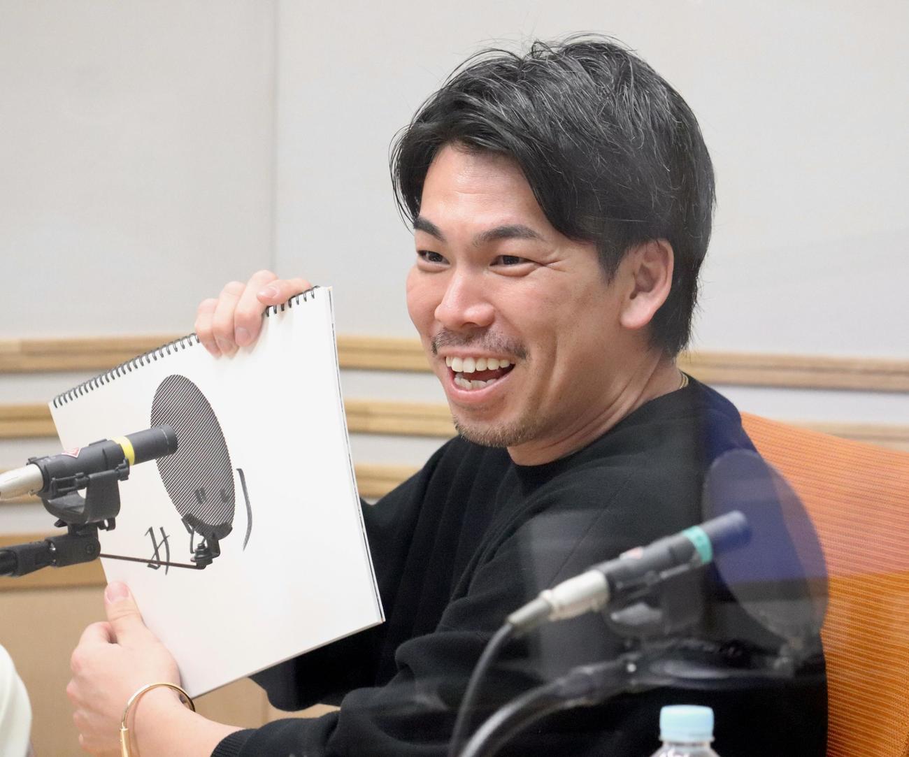 文化放送「秋山翔吾の打って守ってしゃべります」にゲスト出演したタイガース前田は、広島秋山からのクイズに回答する（撮影・黒須亮）