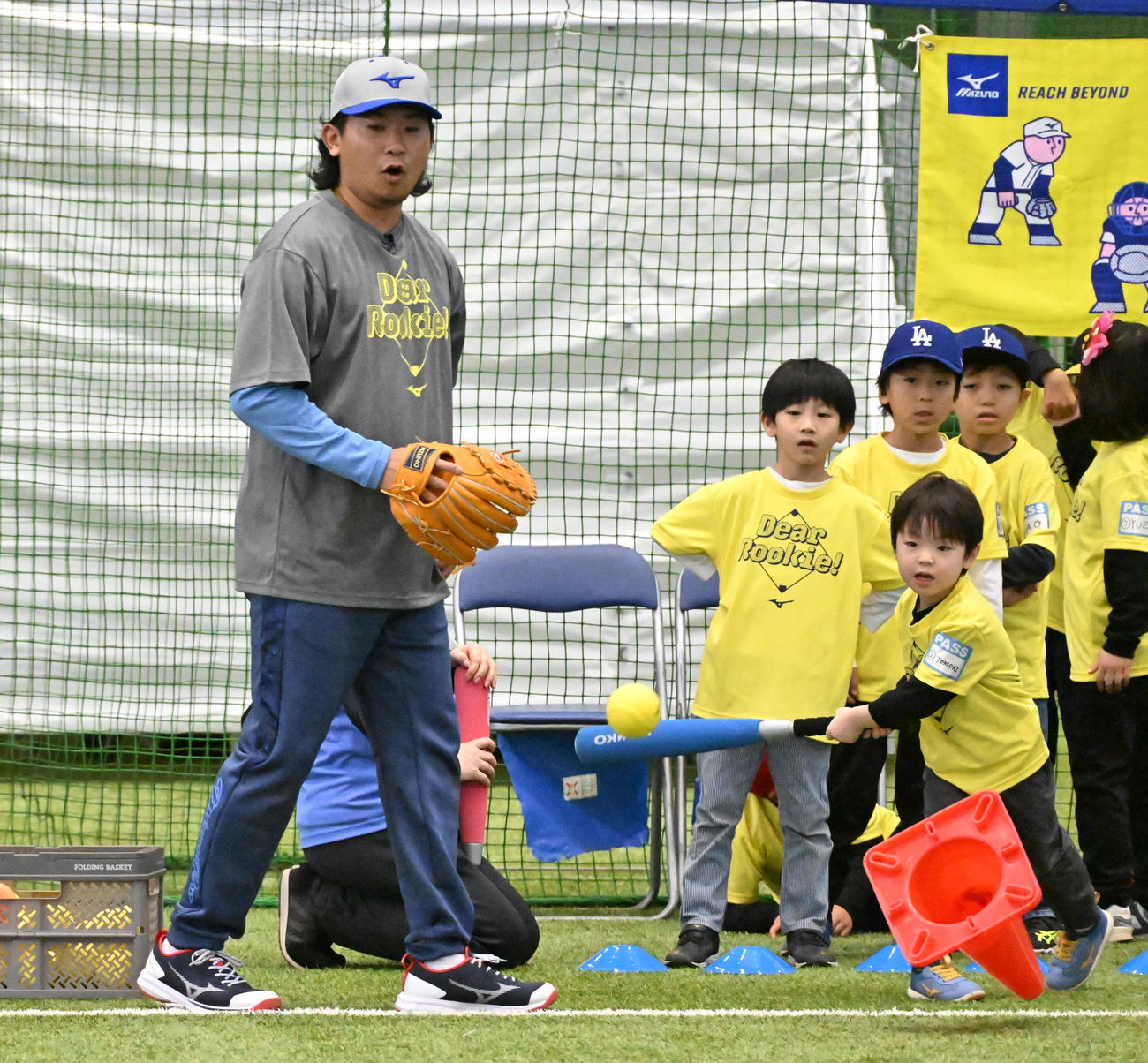 子どもたちとゲームを楽しむカブスの今永（左）（撮影・石井愛子）