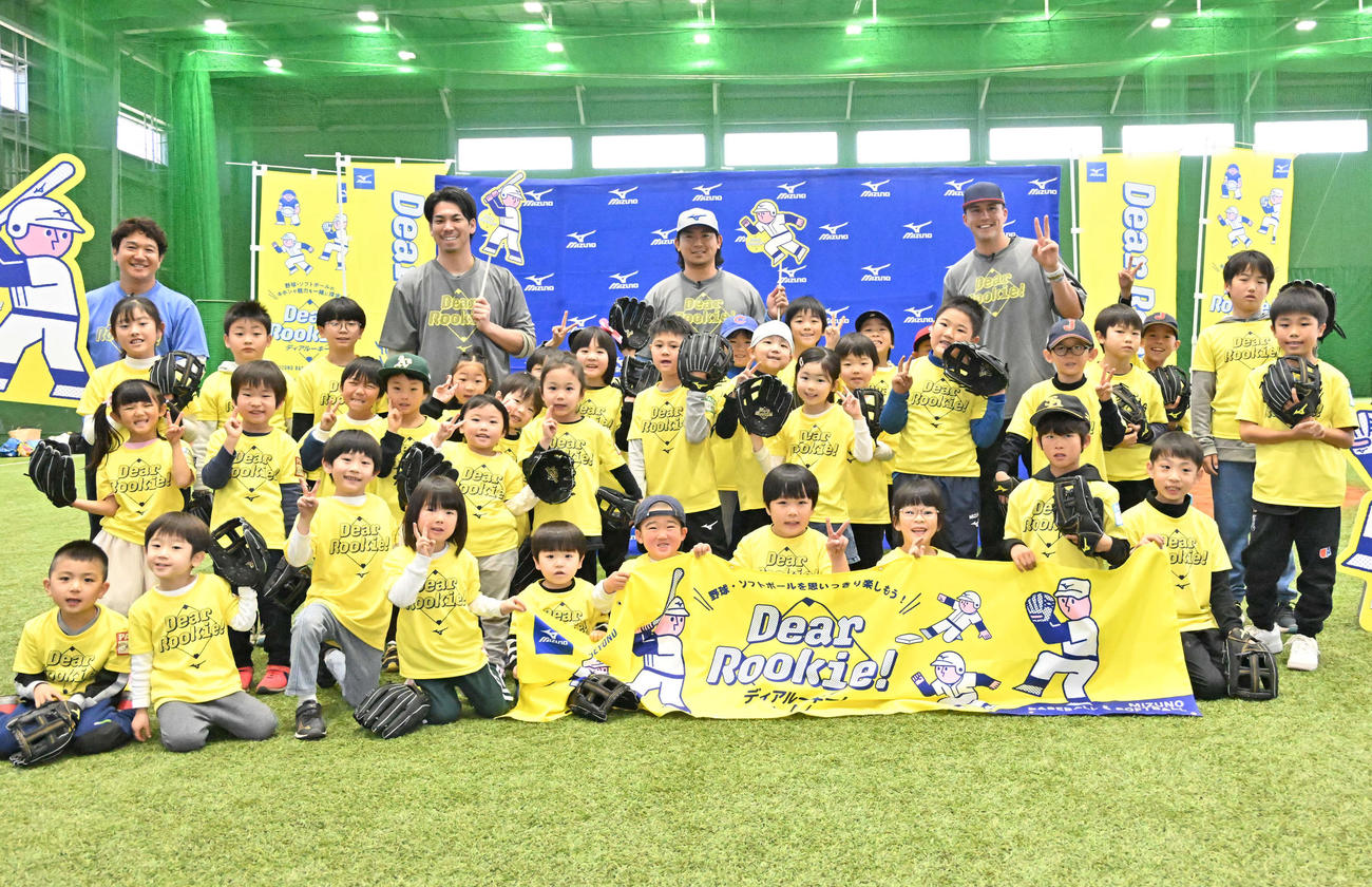 イベント終了後に子どもたちと記念撮影をする（後列左から）タイガースの前田、カブスの今永、カージナルスのヌートバー（撮影・石井愛子）