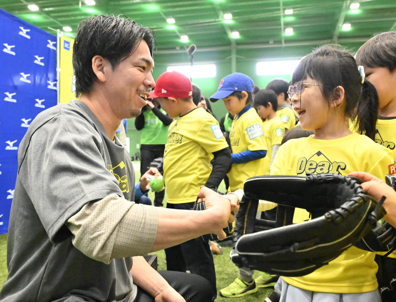 ボールをプレゼントし参加者と握手をするタイガースの前田健太（左）（撮影・石井愛子）