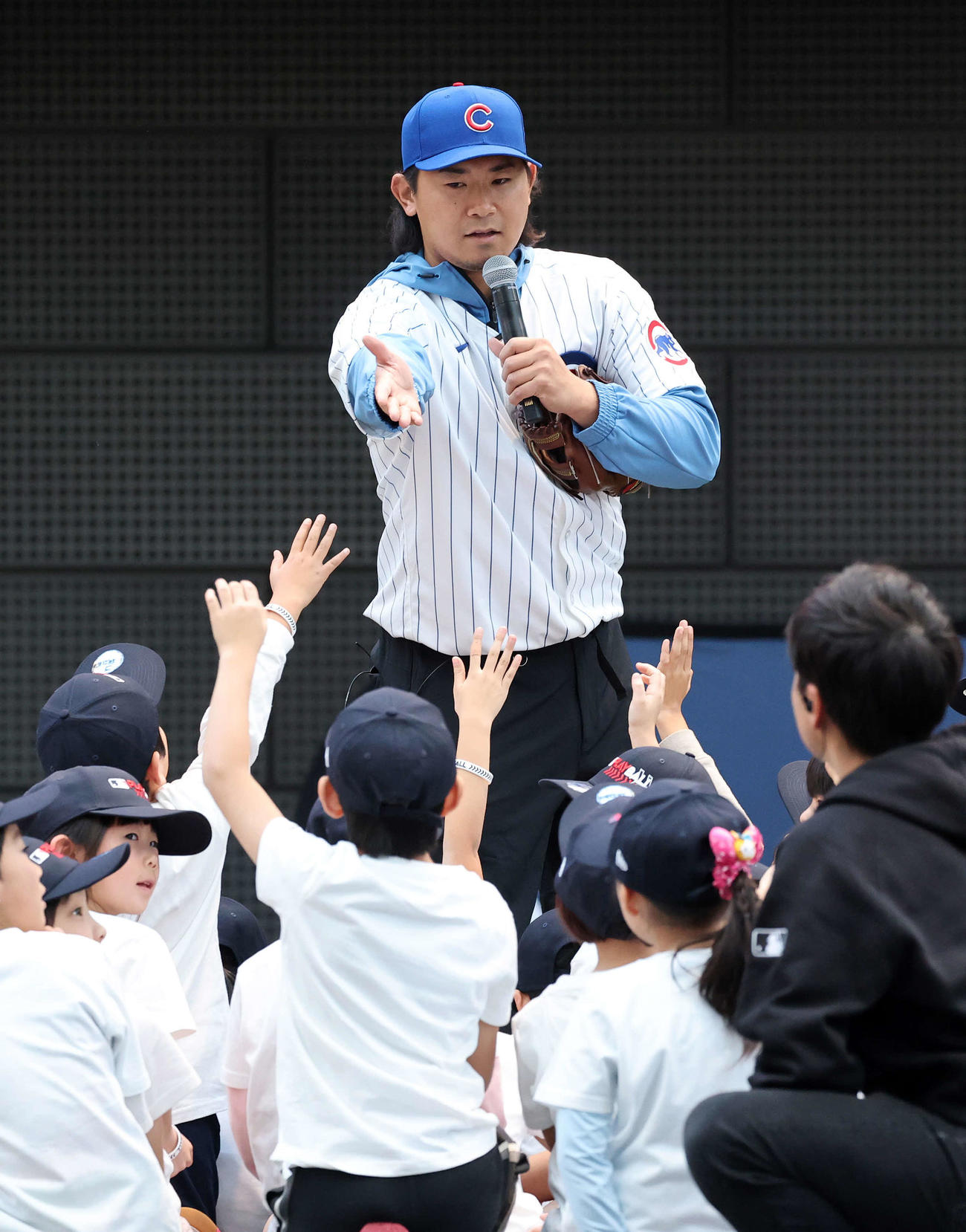 子供たちの質問に答えるカブス今永（撮影・鈴木正人）