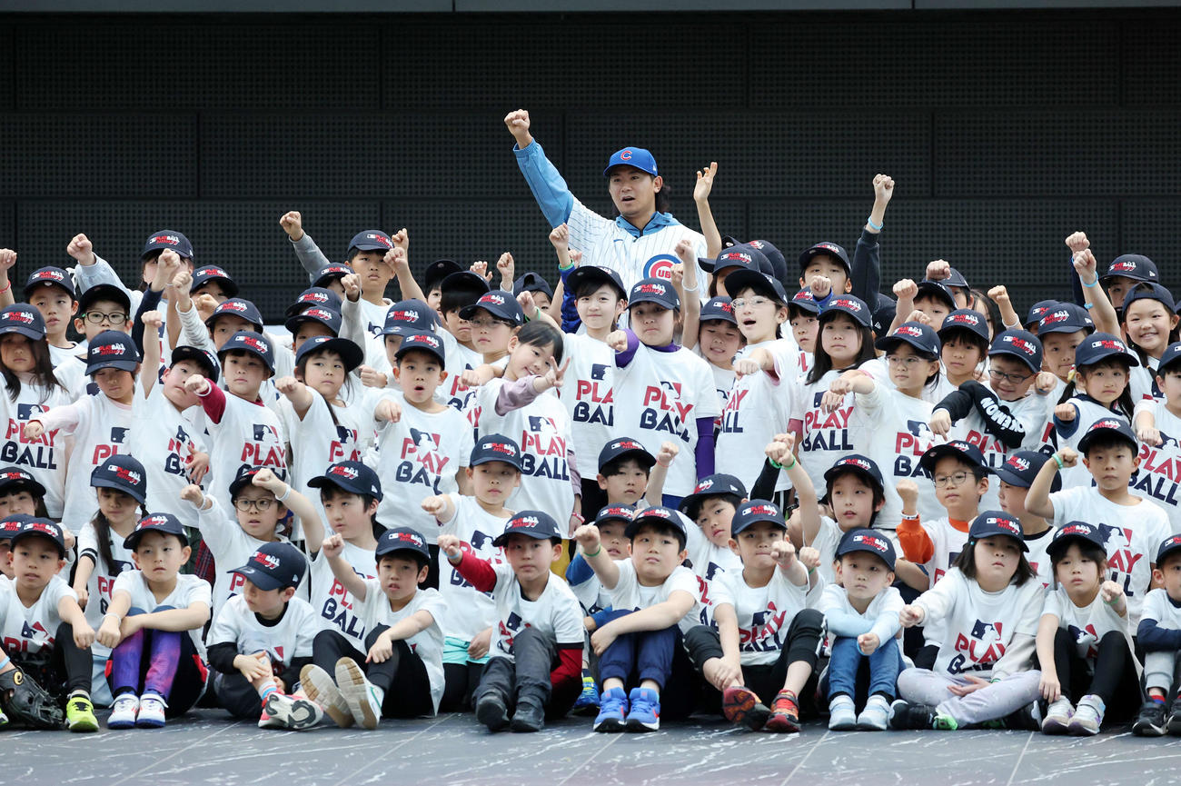 子供たちと写真に納まるカブス今永（撮影・鈴木正人）
