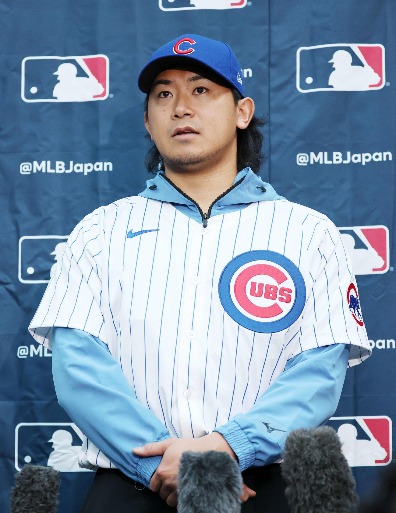 報道陣の質問に答えるカブス今永（撮影・鈴木正人）