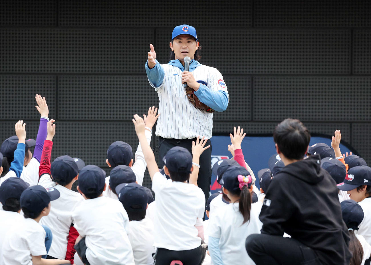 子供たちの質問に答えるカブス今永（撮影・鈴木正人）