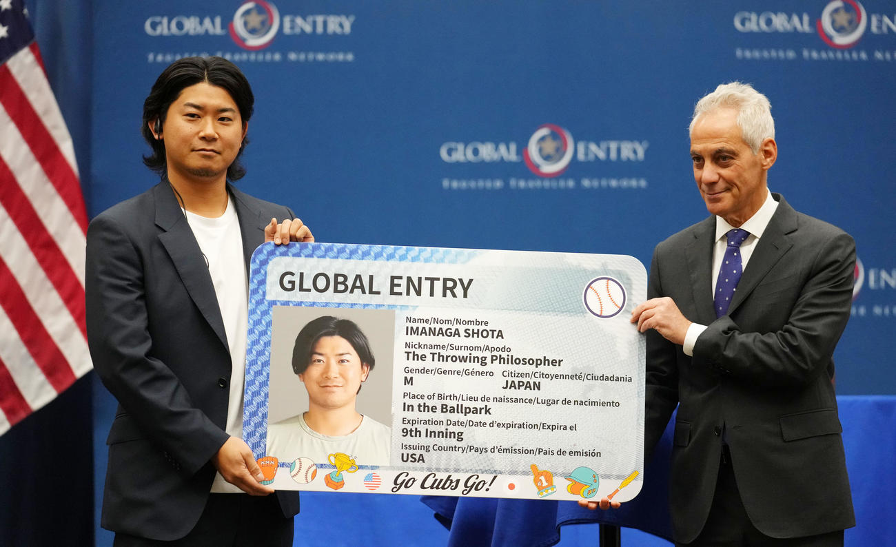 グローバルエントリーに登録し笑顔をみせるカブスの今永。右はラーム・エマニュエル駐日米国大使（撮影・横山健太）
