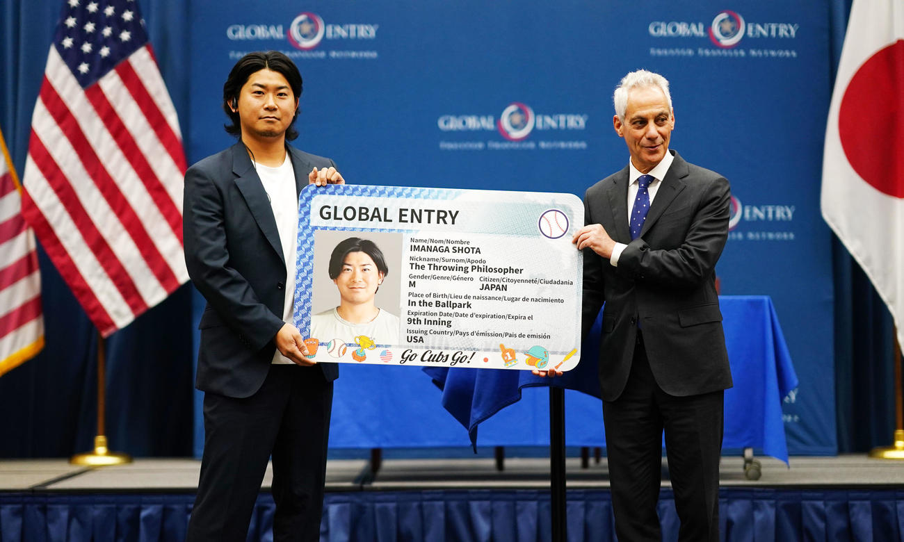 グローバルエントリーに登録し笑顔をみせるカブスの今永。右はラーム・エマニュエル駐日米国大使（撮影・横山健太）