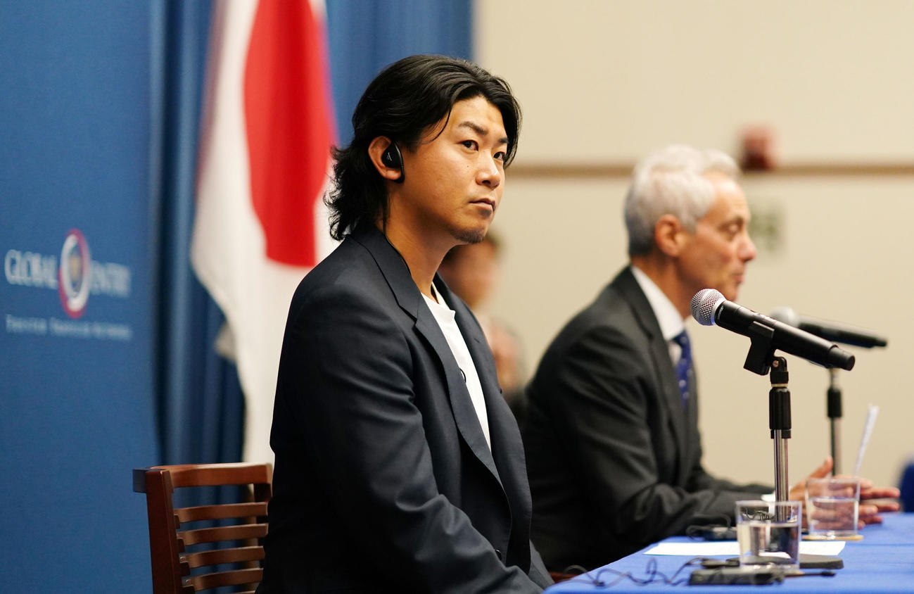 会見に登壇するカブスの今永。右はラーム・エマニュエル駐日米国大使（撮影・横山健太）