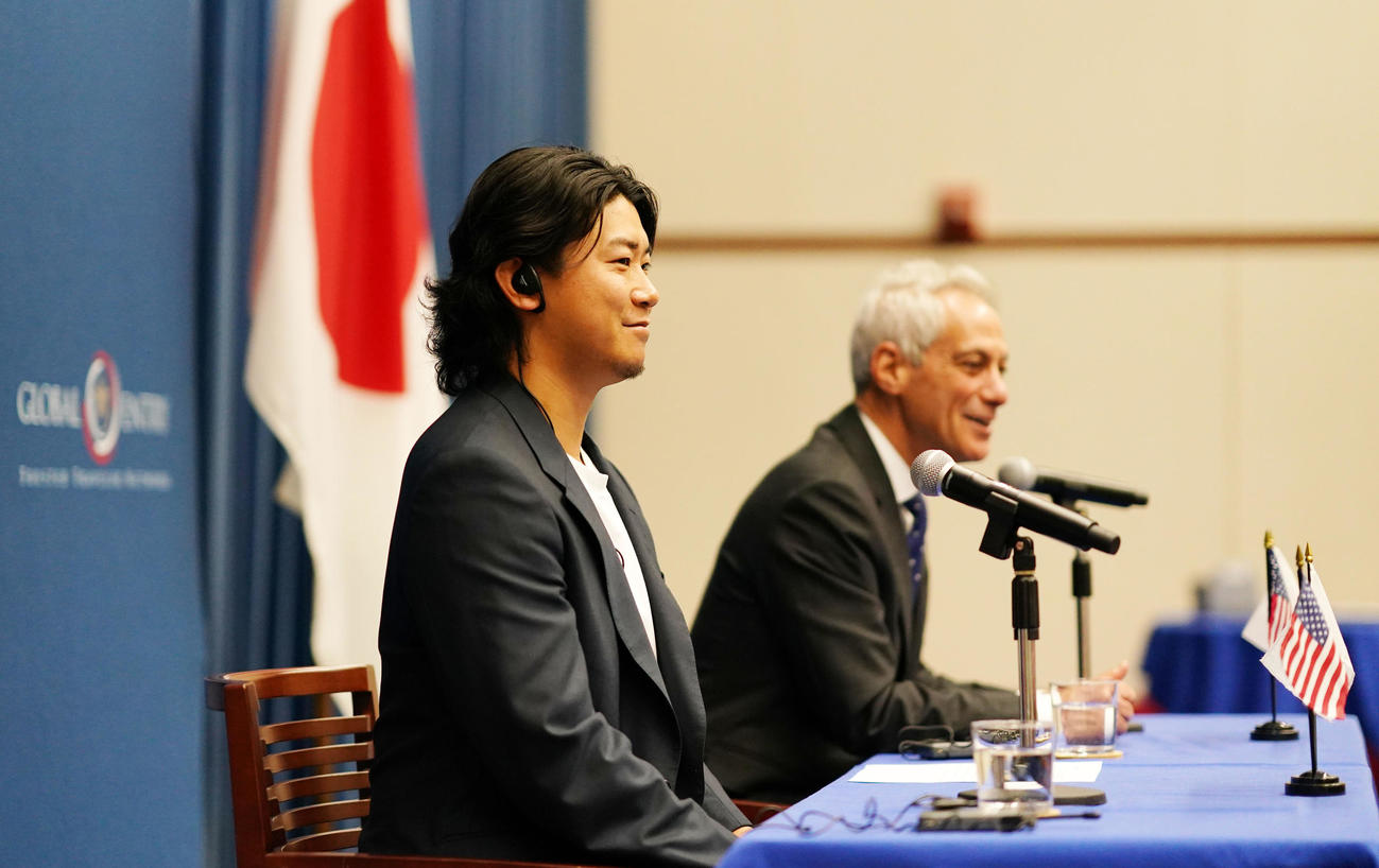 会見に登壇するカブスの今永。右はラーム・エマニュエル駐日米国大使（撮影・横山健太）