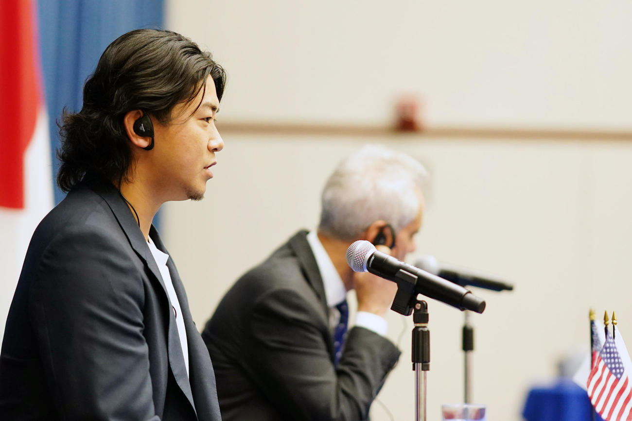 グローバルエントリーについて語るカブスの今永。右はラーム・エマニュエル駐日米国大使（撮影・横山健太）