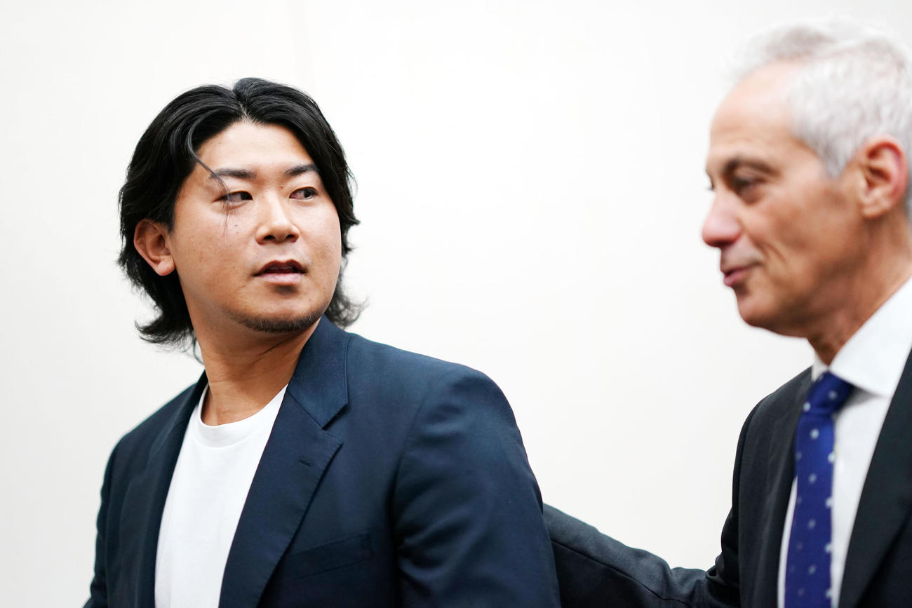 会見を終え引き揚げるカブスの今永。右はラーム・エマニュエル駐日米国大使（撮影・横山健太）