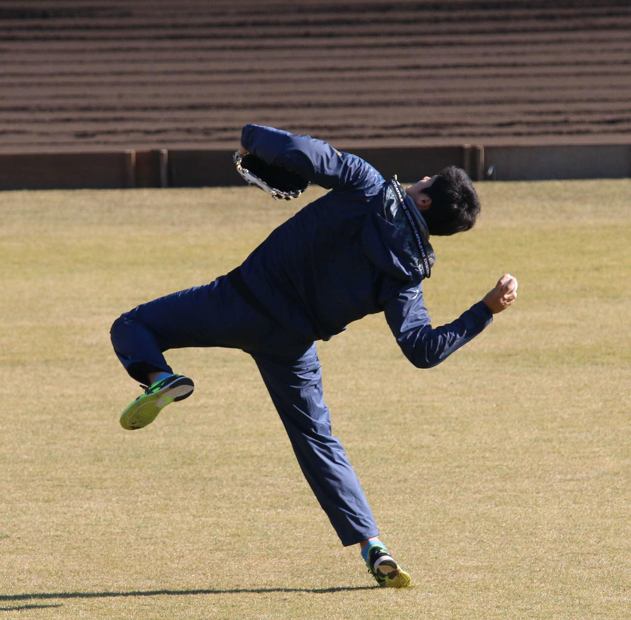 2015年12月9日、千葉・鎌ケ谷のグラウンドで上空に向かってボールを投げる日本ハム大谷翔平