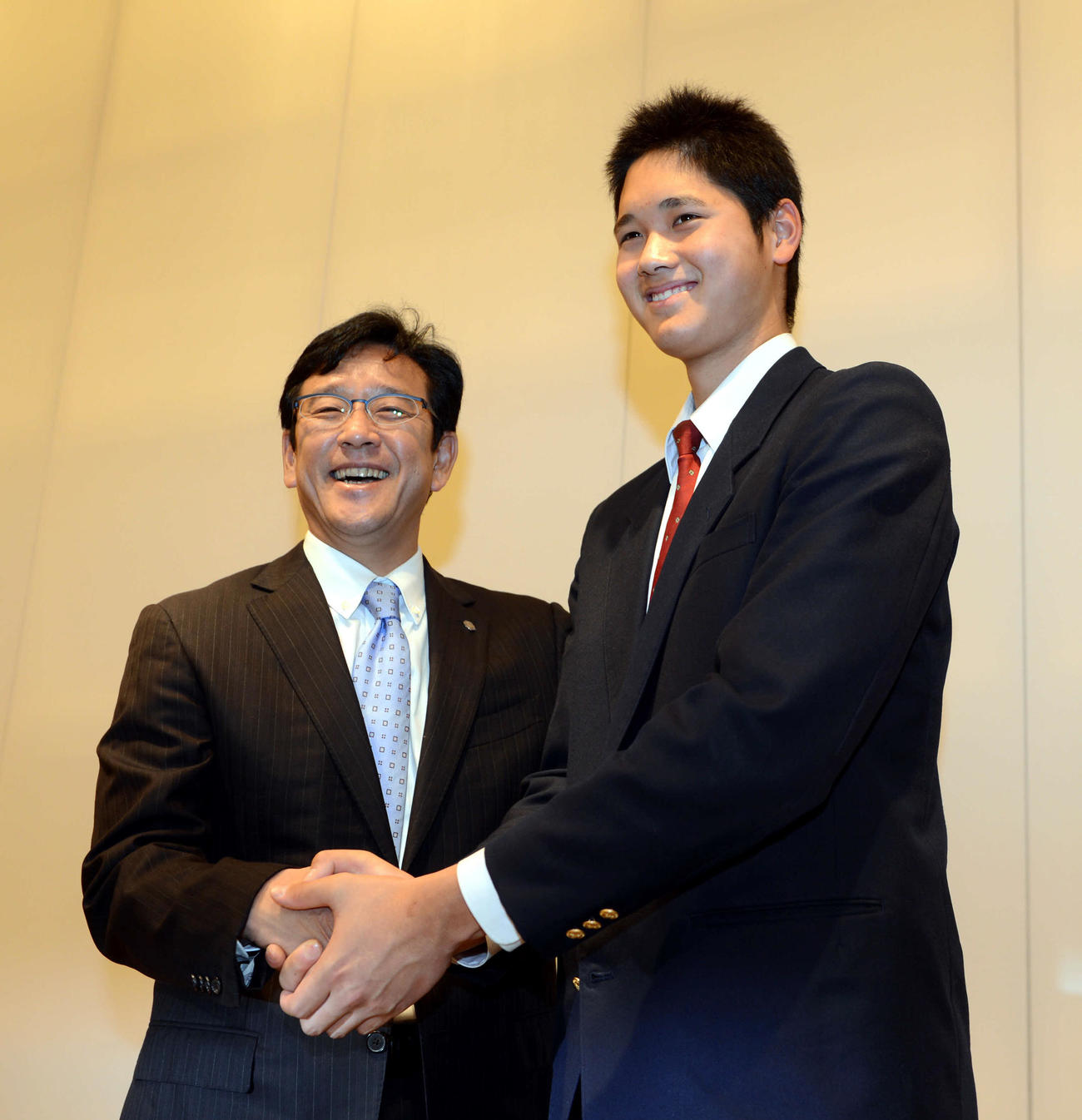 2012年12月9日、日本ハム入りを正式表明した大谷翔平（右）は栗山英樹監督と笑顔で握手する