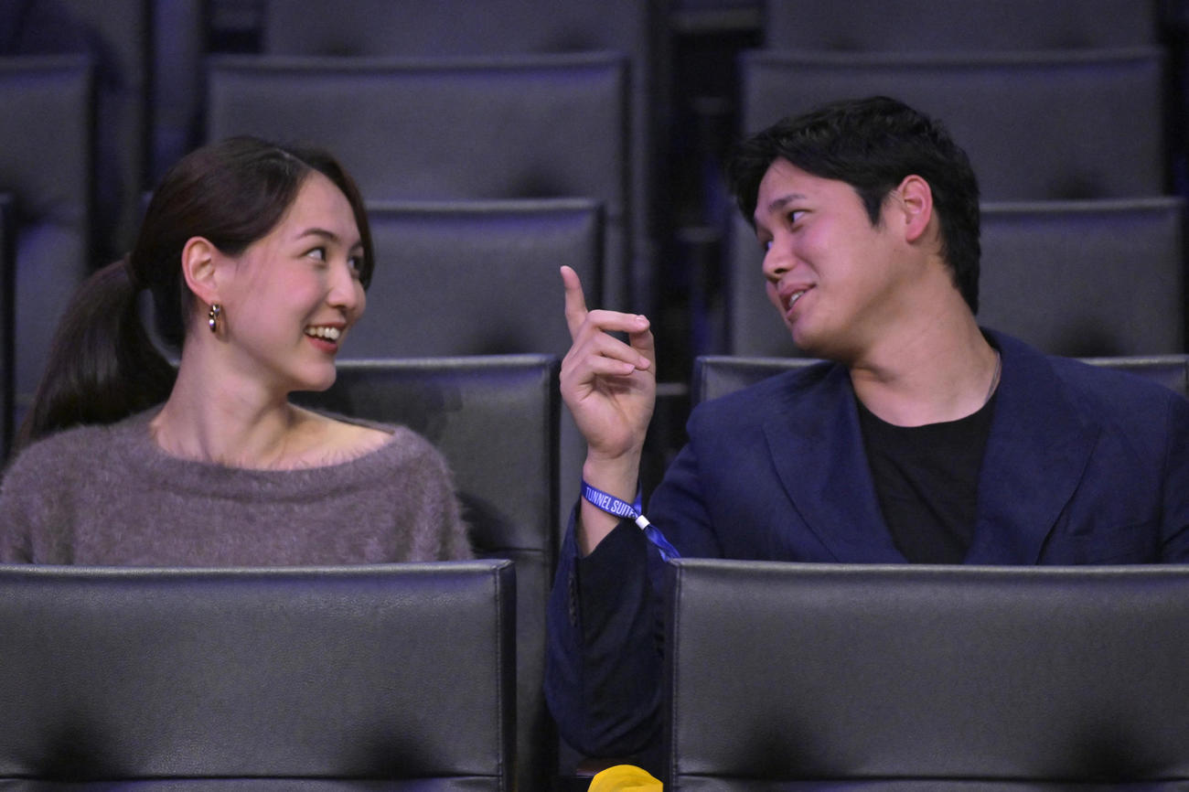 レイカーズ戦を観戦するドジャース大谷翔平と妻の真美子さん（Jayne Kamin-Oncea-Imagn Images＝ロイター）