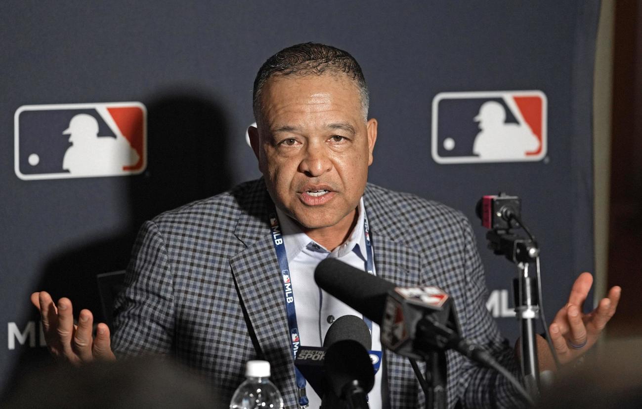 米大リーグのウインターミーティングで取材に応じるドジャースのロバーツ監督（AP＝共同）