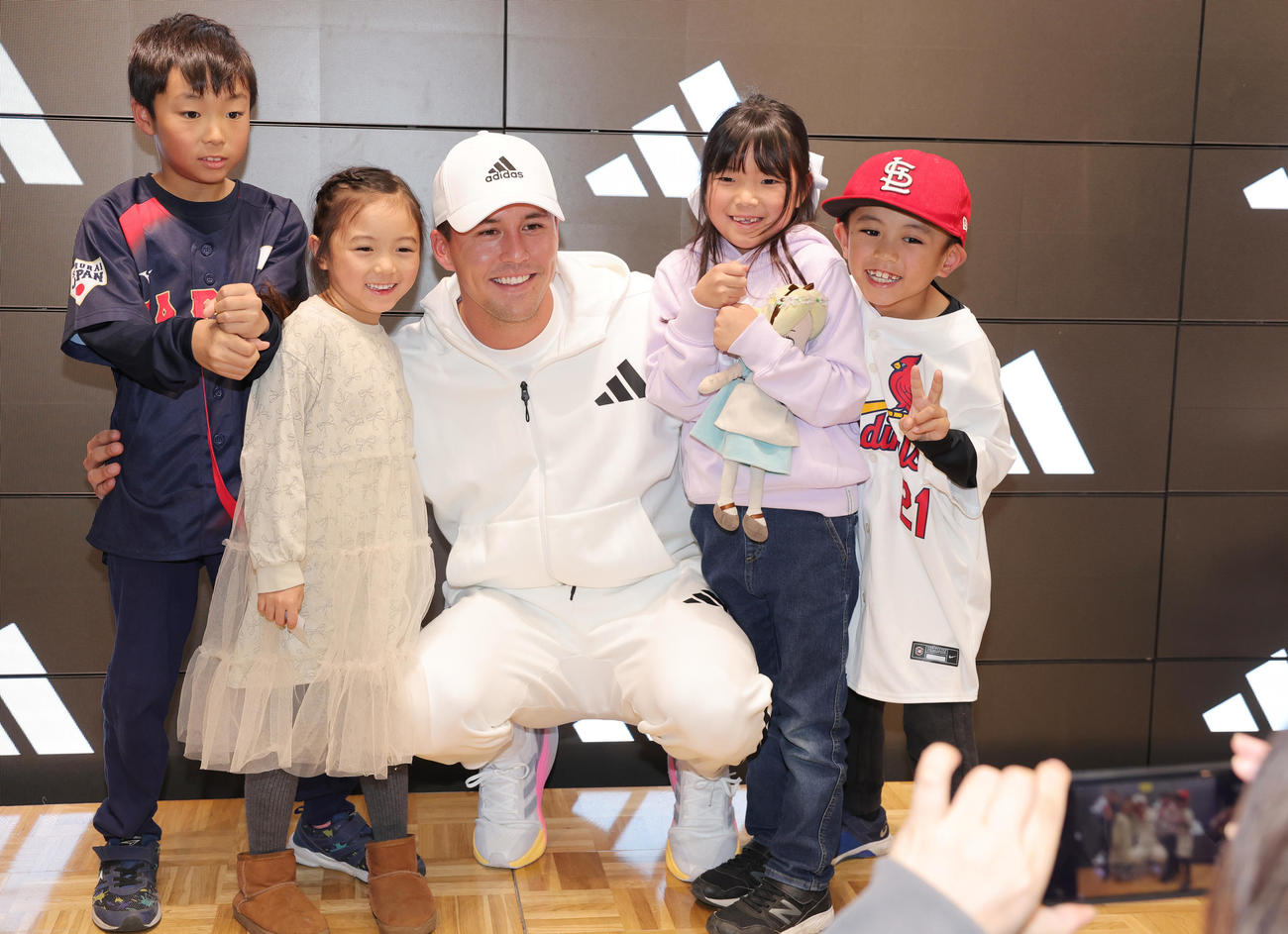 アディダスジャパンの来店イベントで。少年少女ファンと触れあうカージナルスのヌートバー（撮影・野上伸悟）