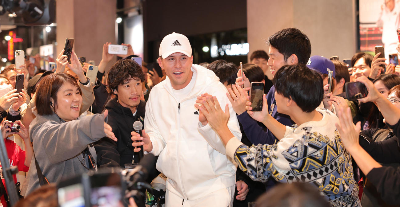 アディダスジャパンの来店イベントに登場したカージナルスのヌートバー（撮影・野上伸悟）