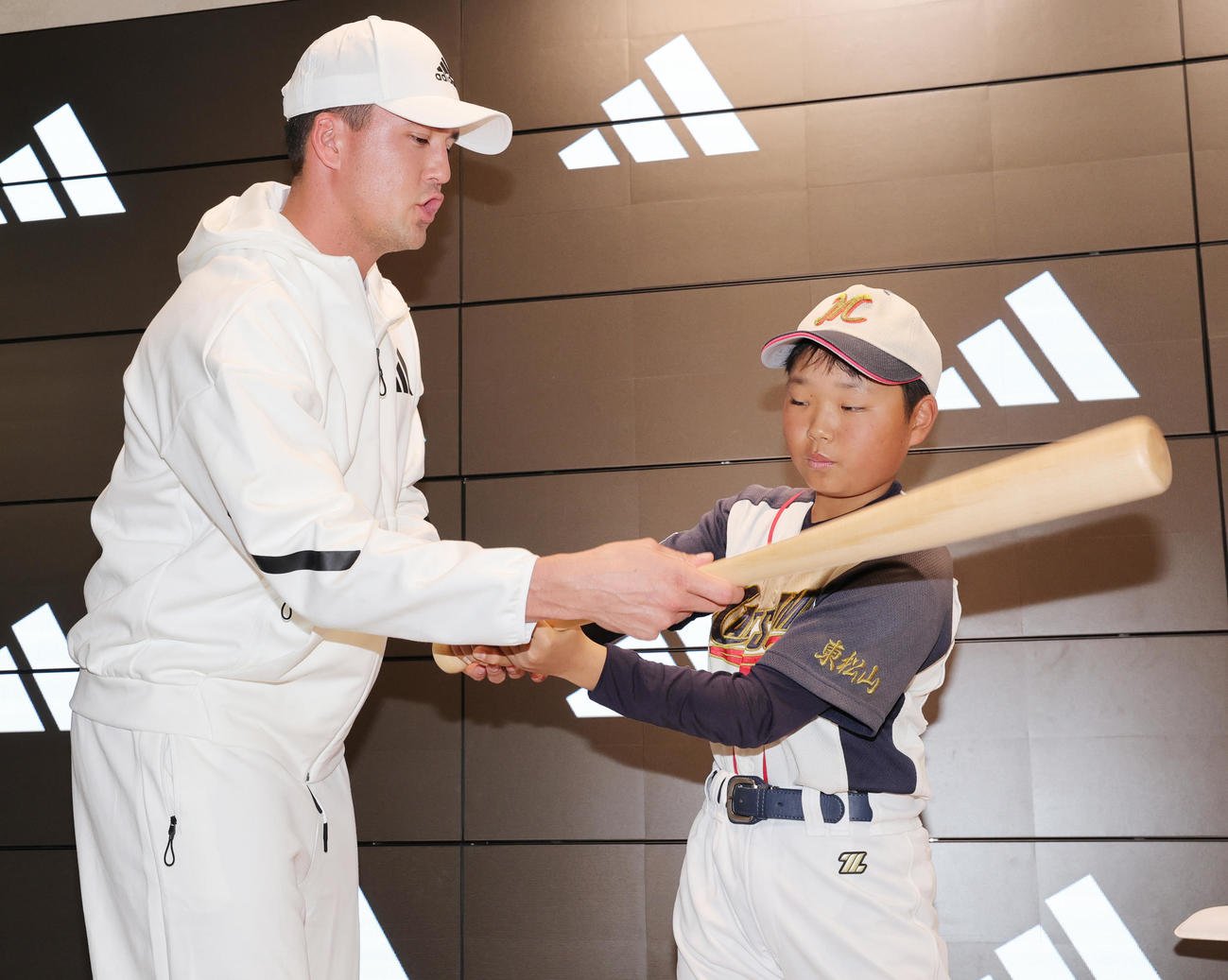 アディダスジャパンの来店イベントで、松山西ジャイアンツの少年たちに指導するカージナルスのヌートバー（撮影・野上伸悟）