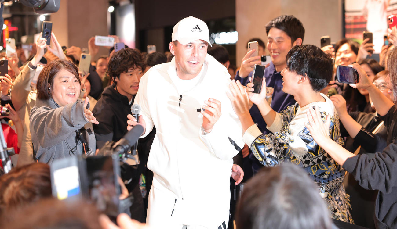 アディダスジャパンの来店イベントに登場したカージナルスのヌートバー（撮影・野上伸悟）